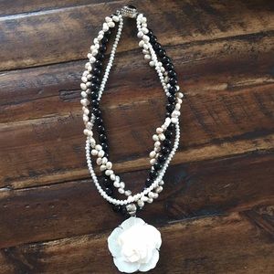 Black and pearl pendant necklace